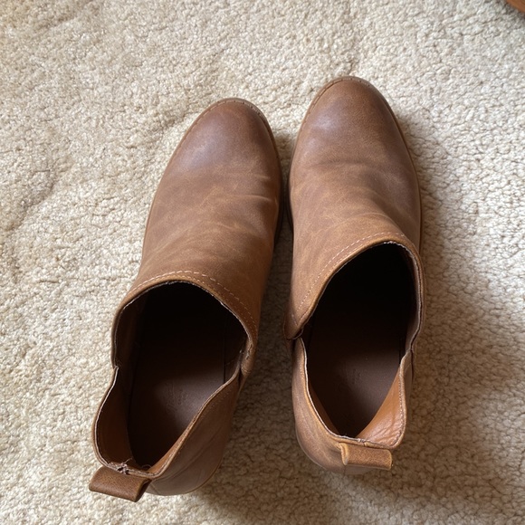 Univeral threads booties color tan size 8 - Picture 6 of 6
